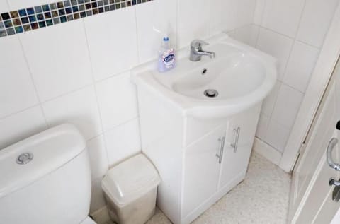 Separate tub and shower, free toiletries, towels