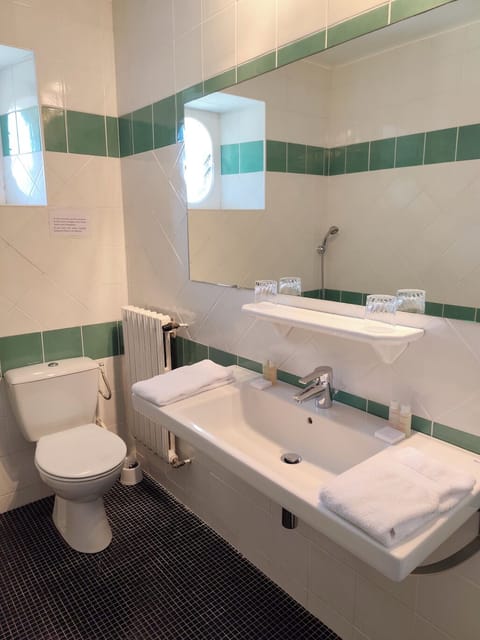 Double or Twin Room (Caractere) | Bathroom | Combined shower/tub, free toiletries, hair dryer, bathrobes
