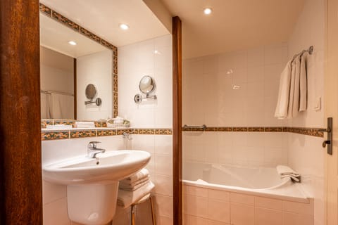 Superior Room | Bathroom | Combined shower/tub, hair dryer, towels