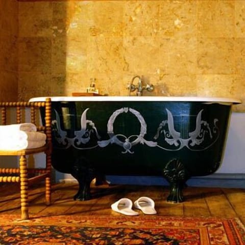 Deep soaking bathtub