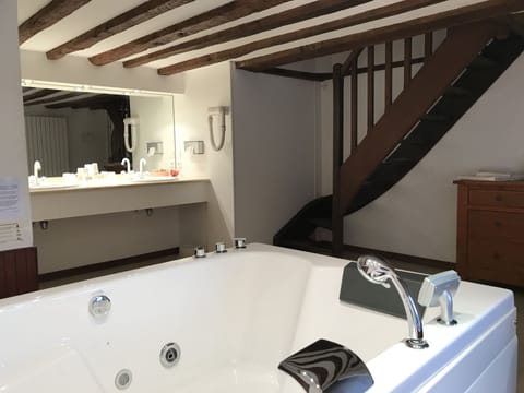 Premium bedding, individually decorated, individually furnished, desk