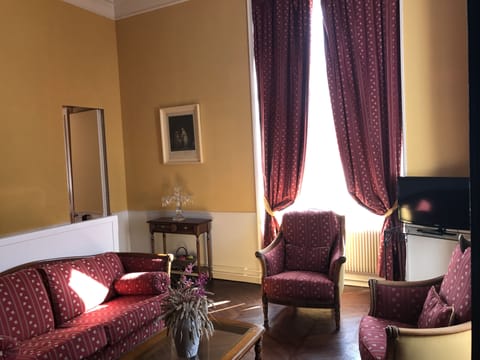 Suite | Premium bedding, individually decorated, individually furnished, desk