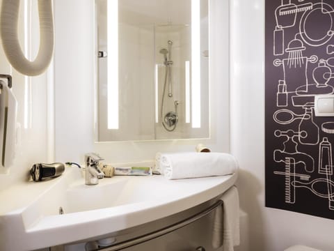 Standard Room, 2 Twin Beds | Bathroom | Shower, eco-friendly toiletries, hair dryer, towels