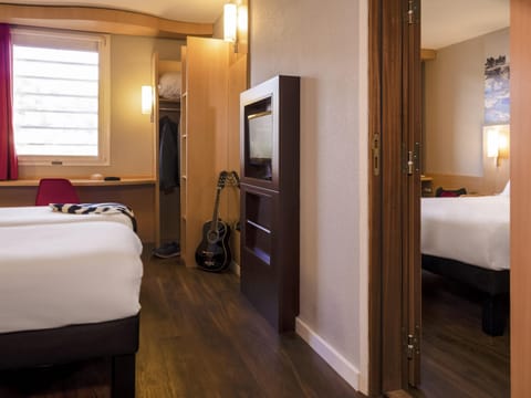 Standard Room, 1 Double Bed | In-room safe, desk, soundproofing, iron/ironing board