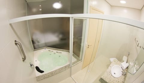 Deluxe Room, 1 King Bed | Jetted tub