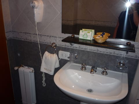 Standard Quadruple Room | Bathroom | Free toiletries, hair dryer, bidet, towels