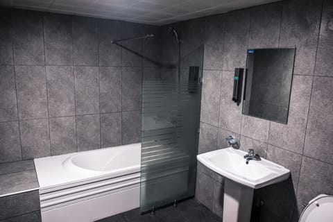 Deluxe Quadruple Room, Private Bathroom | Bathroom | Free toiletries, hair dryer, slippers, towels