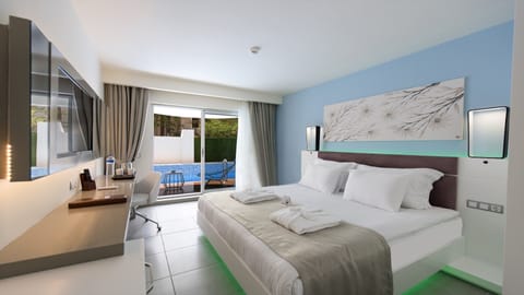 Standard Room, Pool Access (Swimup) | Minibar, in-room safe, desk, free WiFi