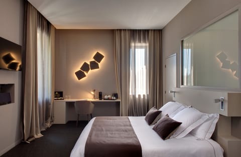 Signature Suite | Premium bedding, free minibar, in-room safe, desk