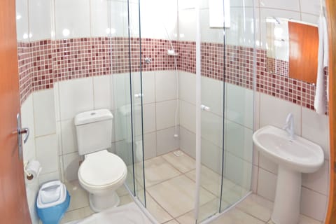 Standard Terreo - Fundos | Bathroom | Shower, free toiletries, hair dryer, towels