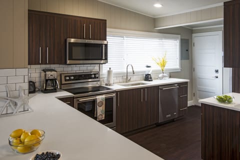 Deluxe Condo, 2 Bedrooms, Kitchen, Ocean View | Private kitchen | Fridge, microwave, stovetop, dishwasher