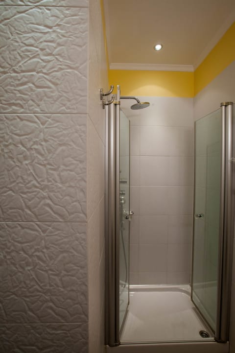 Superior Double Room | Bathroom shower