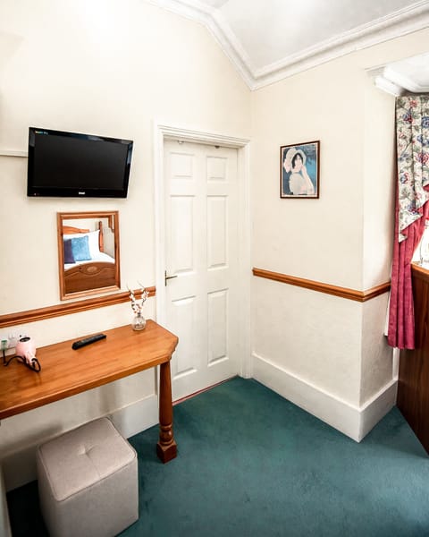 Double Room | Free WiFi, bed sheets, alarm clocks