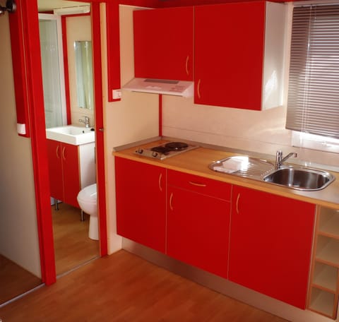 Bungalow, 1 Bedroom (Atlântico) | Private kitchenette | Fridge, stovetop, cookware/dishes/utensils