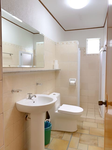 2 Bedroom Apartment | Bathroom | Shower, towels