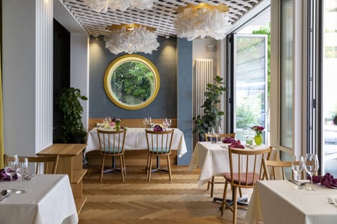 2 restaurants, breakfast, lunch, dinner served; Thai cuisine