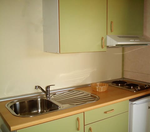 Bungalow, 2 Bedrooms (Mediterrâneo) | Private kitchenette | Fridge, stovetop, cookware/dishes/utensils