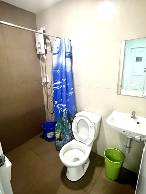 Standard Triple Room | Bathroom | Shower, towels