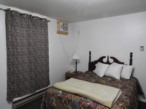 Standard Room, 1 Queen Bed | Iron/ironing board, free WiFi, bed sheets