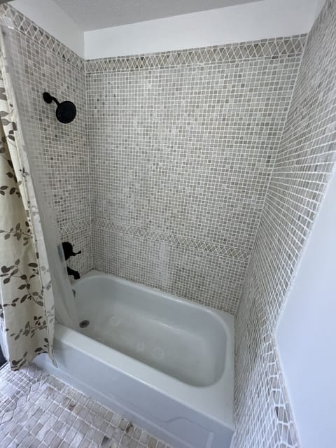 Comfort Room, 1 King Bed | Bathroom | Free toiletries, hair dryer, towels