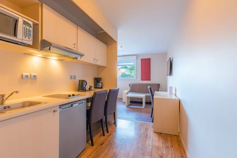 Family Studio | Private kitchenette | Fridge, microwave, coffee/tea maker, electric kettle