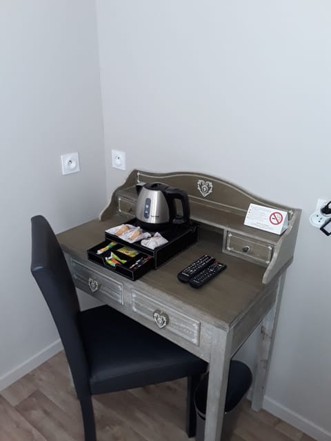 Superior Studio, 1 King Bed, Non Smoking, Courtyard View | Premium bedding, in-room safe, desk, laptop workspace