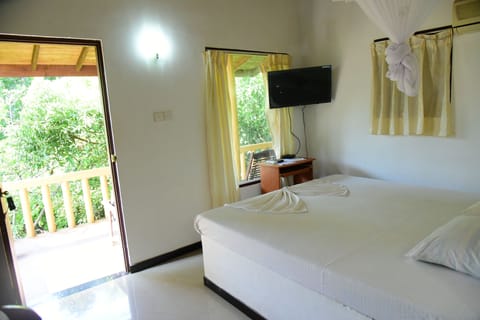 Basic Double Room, 1 Double Bed, Garden View | In-room safe, desk, iron/ironing board