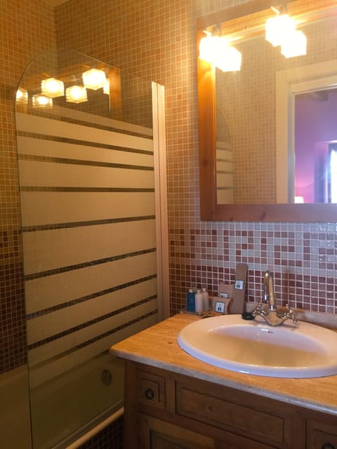 Superior Double Room | Bathroom | Free toiletries, hair dryer