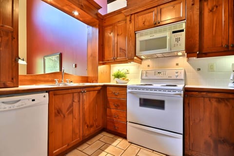 Manoirs 112-6 | Private kitchen | Full-size fridge, microwave, oven, stovetop