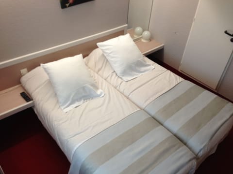 Standard Twin Room | Desk, laptop workspace, blackout drapes, soundproofing