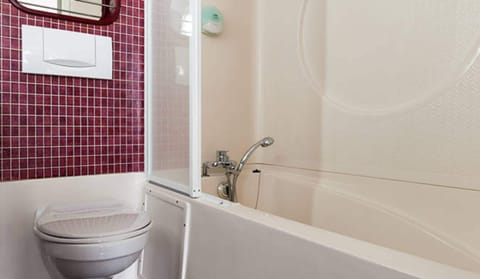 Combined shower/tub, free toiletries, hair dryer, towels