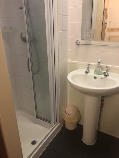 Twin Room, Ensuite, Ground Floor (Large) | Bathroom | Shower, towels