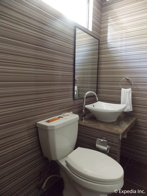 Deluxe Room | Bathroom | Shower, rainfall showerhead, free toiletries, bidet