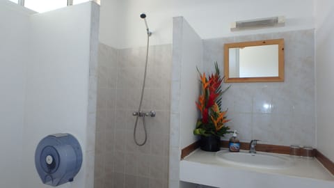 Famille-Moorea-Standard-Salle d'eau-Vue sur Jardin | Bathroom | Shower, eco-friendly toiletries, hair dryer, towels