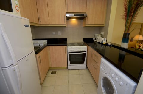 Deluxe Studio | Private kitchen | Full-size fridge, microwave, oven, stovetop