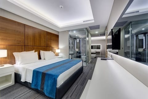 Executive Suite | Premium bedding, minibar, in-room safe, desk