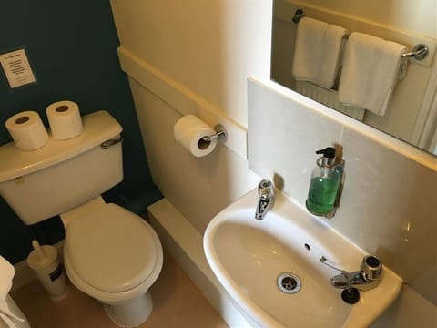 Twin Room, Ensuite | Bathroom