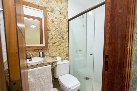 Deluxe Triple Room | Bathroom | Shower, free toiletries, hair dryer, towels