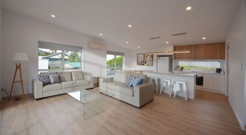 Kangaroo Bay House | Living area | Flat-screen TV