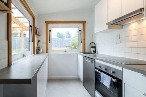 Kangaroo Bay Cottage | Private kitchen | Full-size fridge, microwave, oven, stovetop