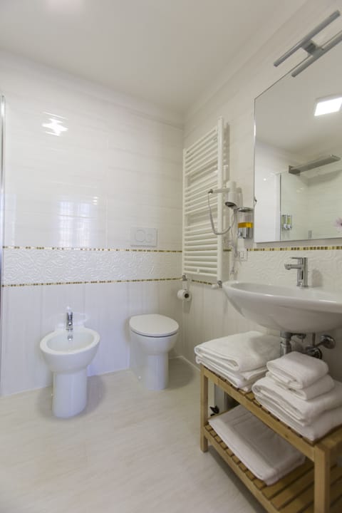 Superior Double or Twin Room | Bathroom | Shower, rainfall showerhead, free toiletries, hair dryer