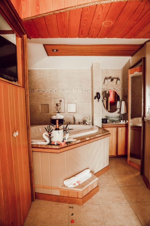 Honeymoon Villa, 1 King Bed, Jetted Tub | Jetted tub