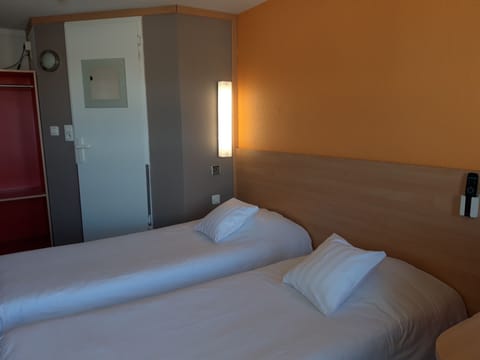 Standard Room, 2 Twin Beds | Desk, soundproofing, free WiFi, bed sheets