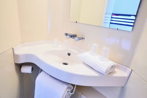Standard Room, 1 Double Bed | Bathroom | Shower, eco-friendly toiletries, towels
