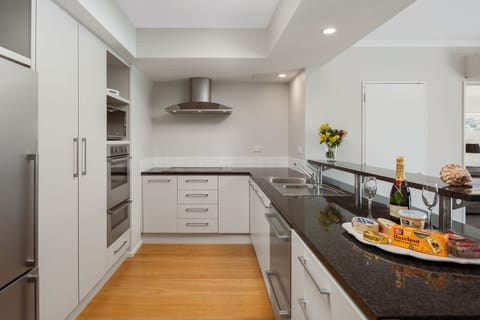 Penthouse | Private kitchen | Full-size fridge, microwave, oven, stovetop