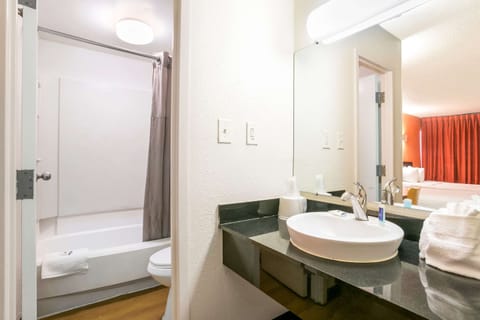 Standard Room, 2 Double Beds, Non Smoking | Bathroom | Combined shower/tub, towels