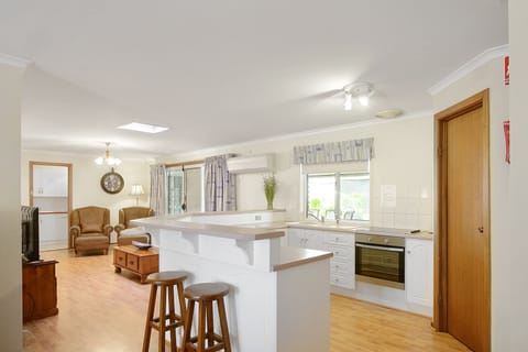 Holiday House (1 queen, 1 double, 1 triple bunk and 1 single) | Private kitchen | Fridge, microwave, electric kettle, toaster