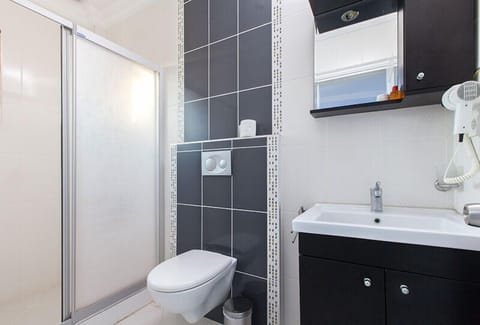 Family Suite | Bathroom | Shower, free toiletries, hair dryer, towels