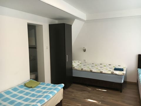 Triple Room | Desk, free WiFi, bed sheets