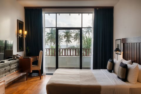 Executive Suite With Sea View | Minibar, in-room safe, desk, iron/ironing board